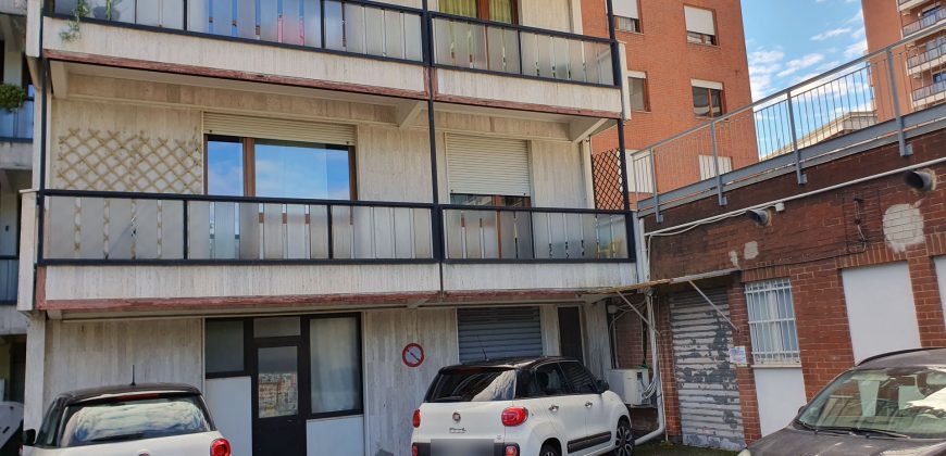 Ampio locale commerciale in affitto a Torino